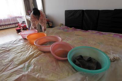 赤水楼上漏水，住户失联，小区没物管，业主维权难！律师来支招……